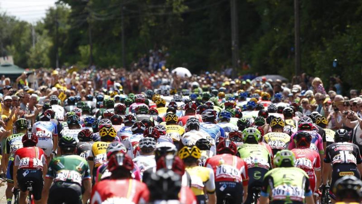 El pelotón rueda durante la tercera etapa de la 102ª edición del Tour de Francia, una carrera de de 159,9 kilímetros entre Amberes y Huy en Bélgica, hoy, lunes 6 de julio de 2015.-Foto: EFE