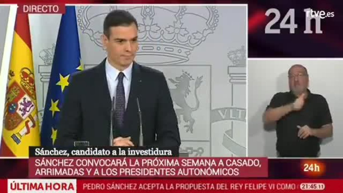 Momento en que el periodista Daniel Basteiro protesta por el hecho de que Sánchez sólo acepte dos preguntas.-