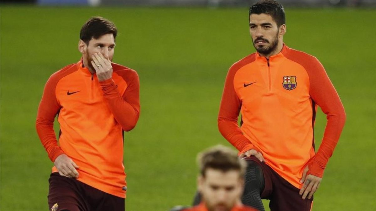 Messi y Suárez, en el entrenamiento en Stamford Bridge.-AFP / ADRIAN DENNIS