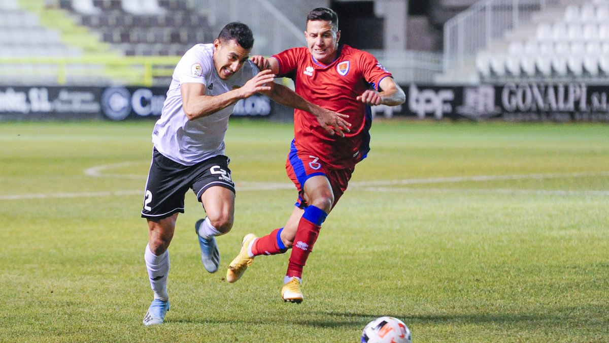 Álvaro Rodríguez pugna con un rival. ISRAEL L. MURILLO
