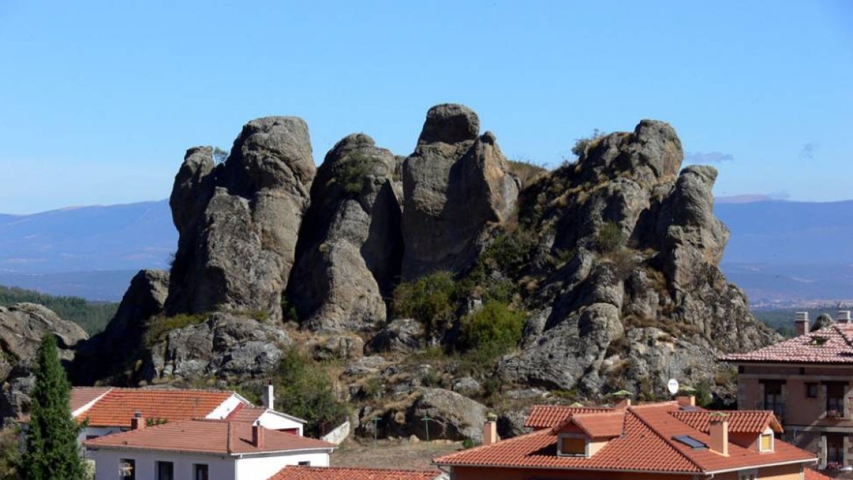 Las formaciones rocosas protegen el municipio que se desarrolló al abrigo de estas esculturas naturales.-ECB