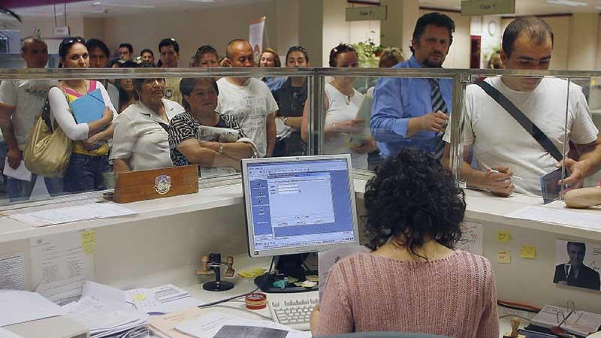 Trabajadores del Ayuntamiento durante su jornada laboral en dependencias municipales.-ISRAEL L. MURILLO