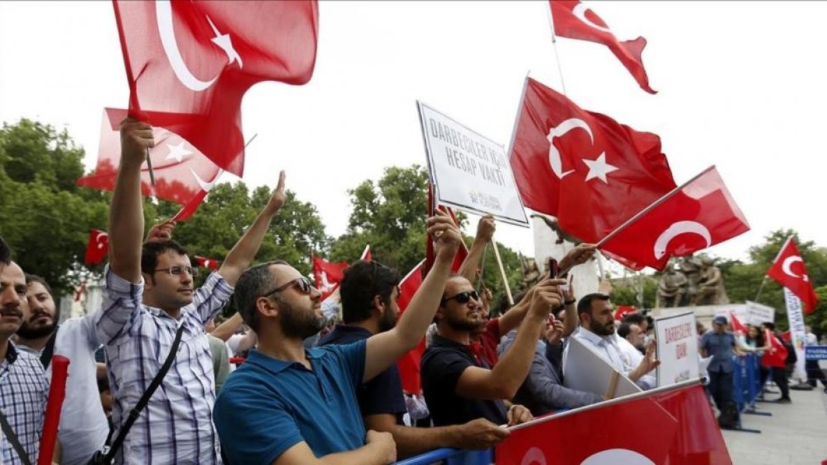 Soldados y partidarios del presidente Erdogán en la Plaza Taksim de Estambul.-AP / EMRAH GURAL