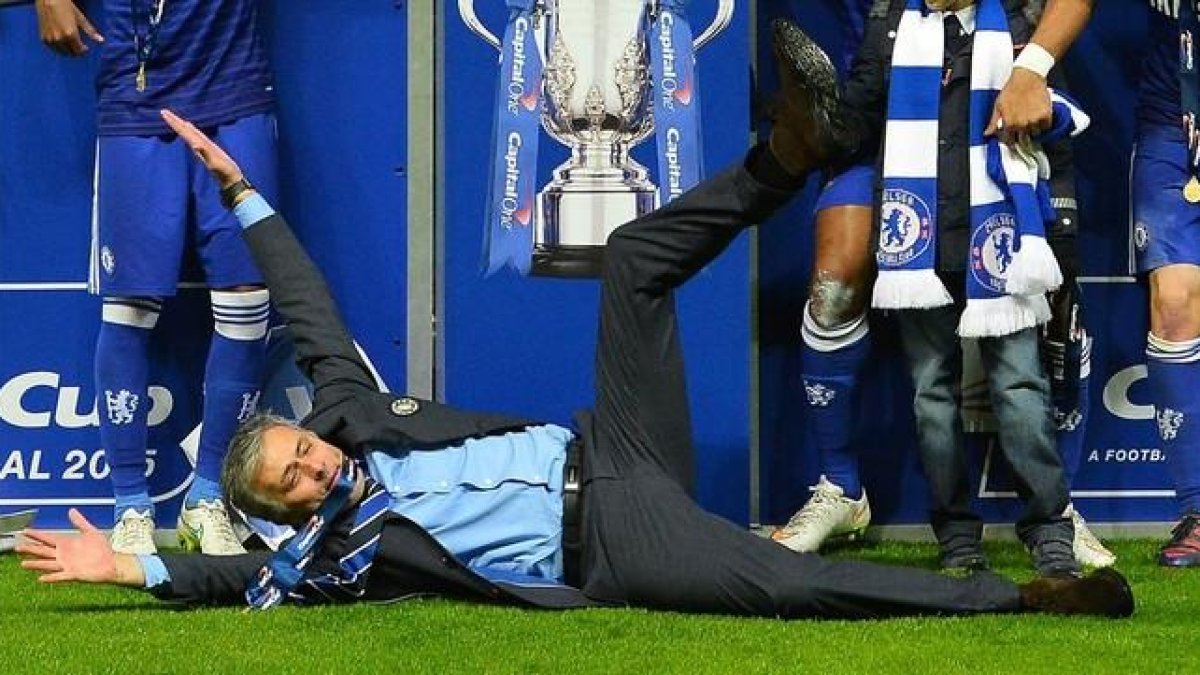 Mourinho, por los suelos en una imagen del pasado mes de marzo, cuando entrenaba al Chelsea.-AFP / GLYN KIRK