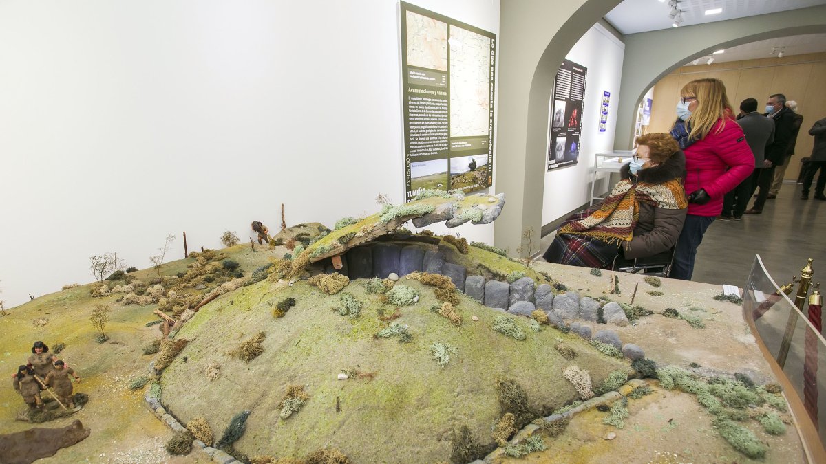 La muestra acoge una maqueta cedida por el Ayuntamiento del Valle de Sedano, que recrea la estructura de un dolmen de la zona. FOTOS: TOMÁS ALONSO