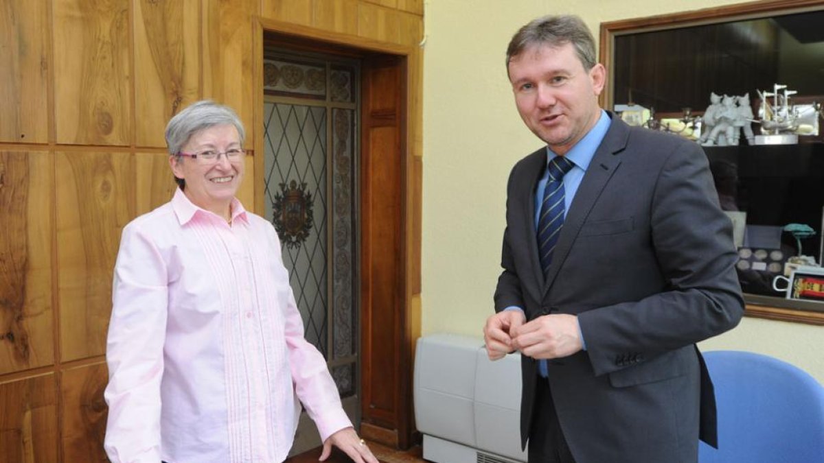 María Ángeles Saiz, ayer, junto a Javier Lacalle.-ISRAEL L. MURILLO