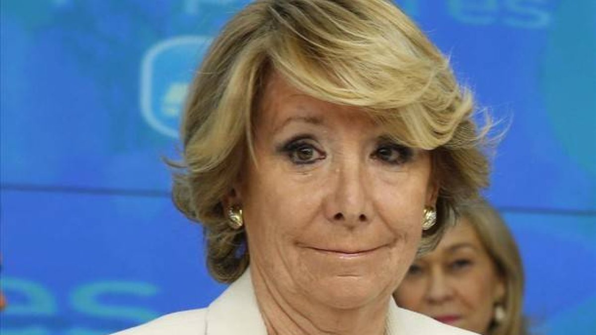 La líder de los populares madrileños ha admitido sus errores en la campaña y ha considerado que debe asumir responsabilidades por la bajada de votos del partido. Por ello ha anunciado su decisión de no volver a presentarse como presidenta del partido en l-Foto:   EFE / SERGIO BARRENECHEA