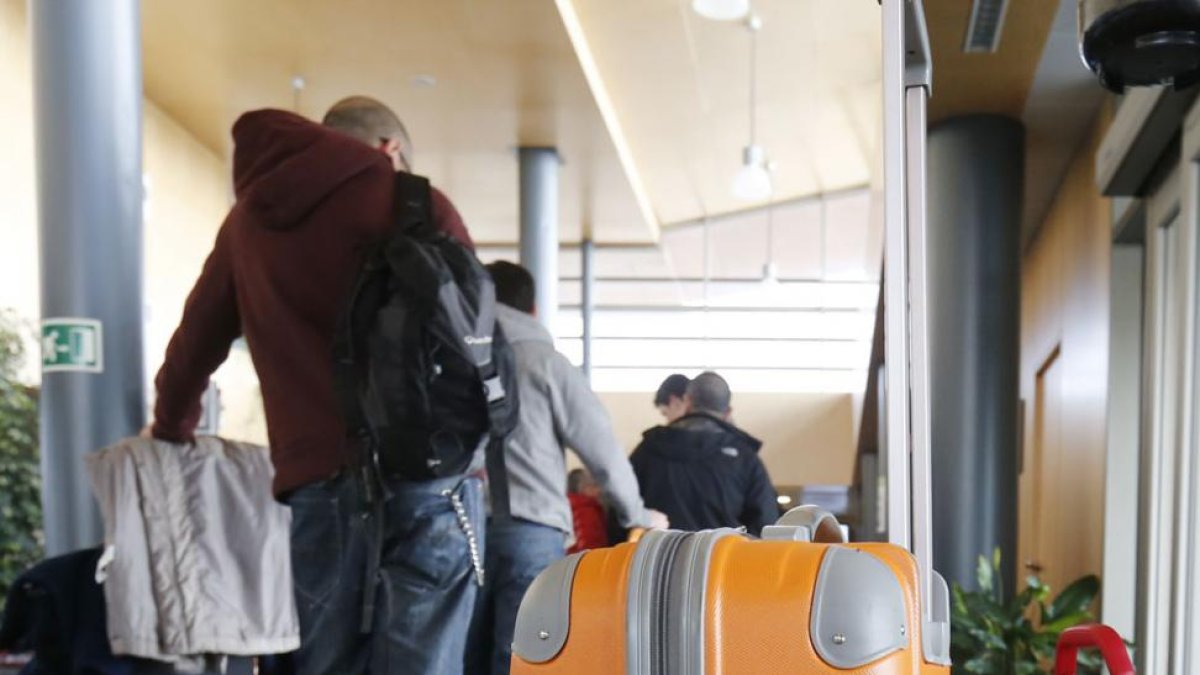 Las maletas son más habituales para irse de Burgos que para venirse a la provincia. Un fenómeno contrario al de 2010.-ISRAEL L. MURILLO