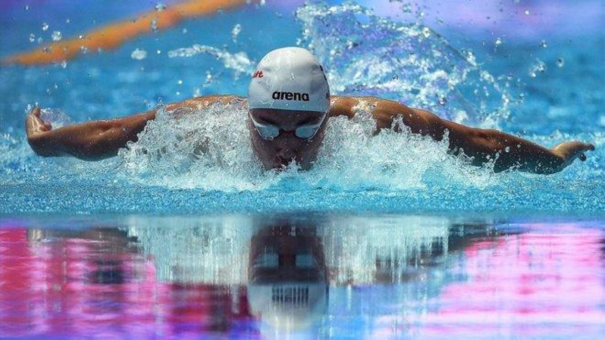 Milak, en la prueba en que batió el récord de 200 mariposa de Phelps.-AFP / MANAN VATSYAYANA