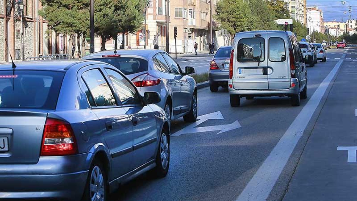 Coches de la ciudad circulan por la transitada zonal del Bulevar.-RAÚL G. OCHOA