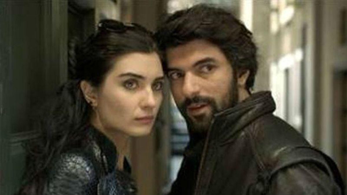 Tuba Büyüküstün y Engin Akyürek, en Amor a contrabando.-EL PERIÓDICO
