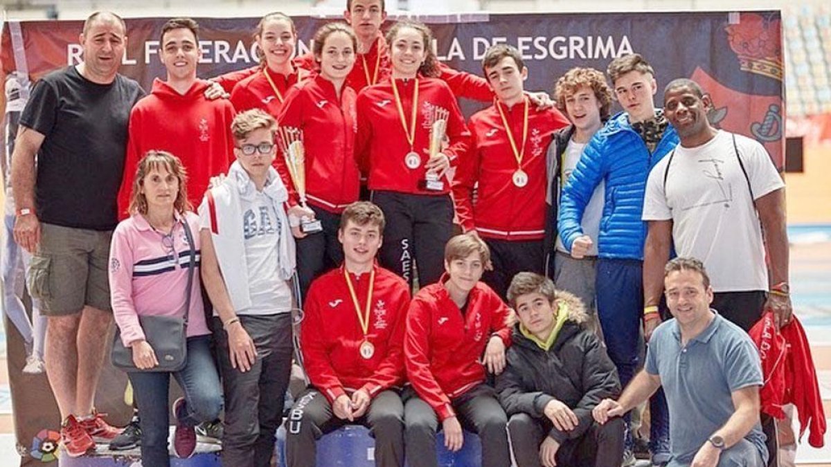 Los medallistas del Saesbu posan con toda la expedición del cuadro de El Plantío en Valencia-ECB