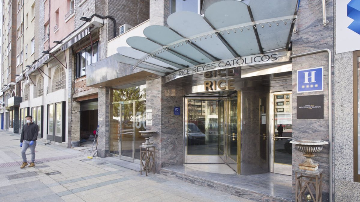 El Gobierno decreta abrir cuatro hoteles sin contar con los dueños.
