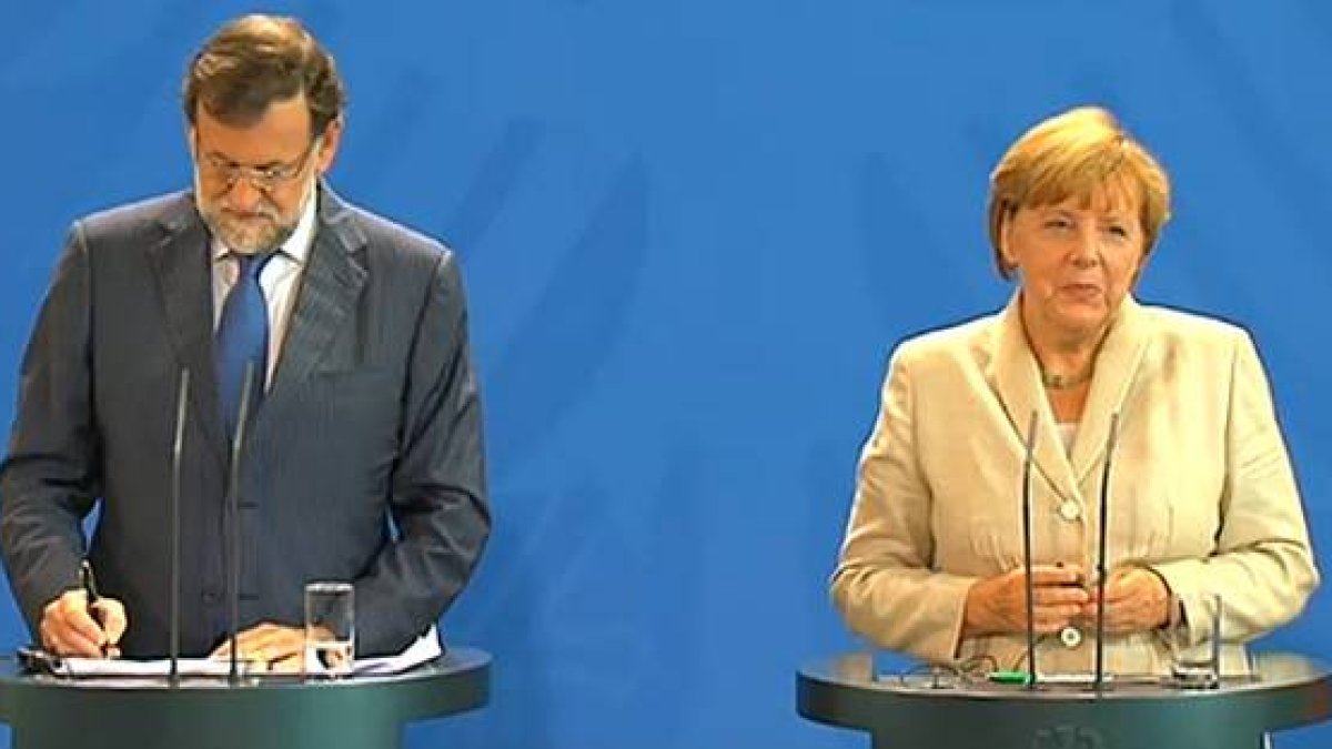 Rajoy y Merkel, durante la rueda de prensa conjunta de este martes.-