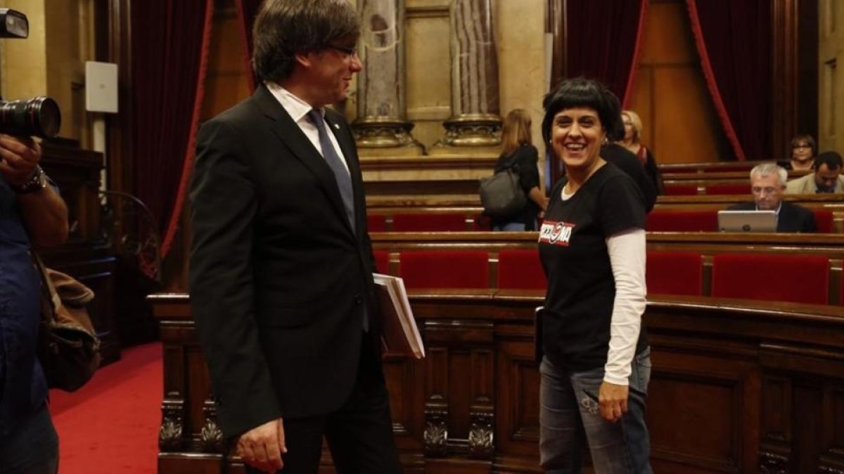 El 'president' Carles Puigdemont y la diputada de la CUP Anna Gabriel, en el Parlament.-JULIO CARBÓ
