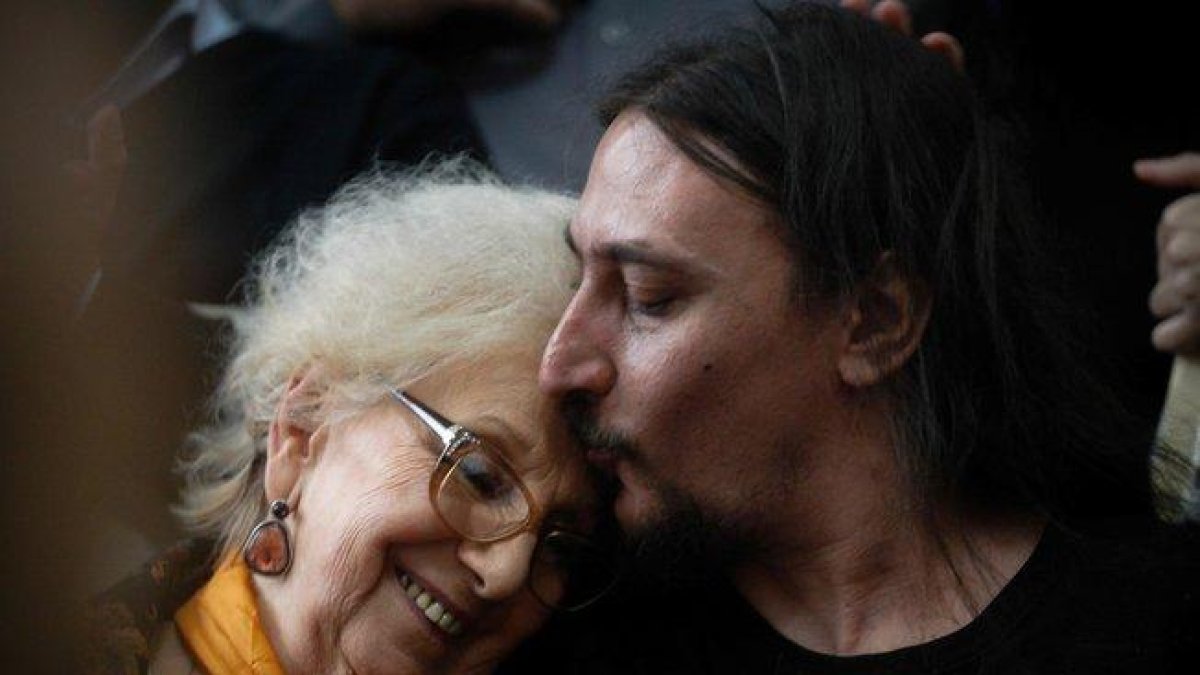 La presidenta de Abuelas de Plaza de Mayo (Abuelas de Plaza de Mayo), organización de derechos humanos, Estela de Carlotto (L), es besado por Javier Matias Mijalchuk Darroux, el 130º nieto, en una conferencia de prensa.-AFP