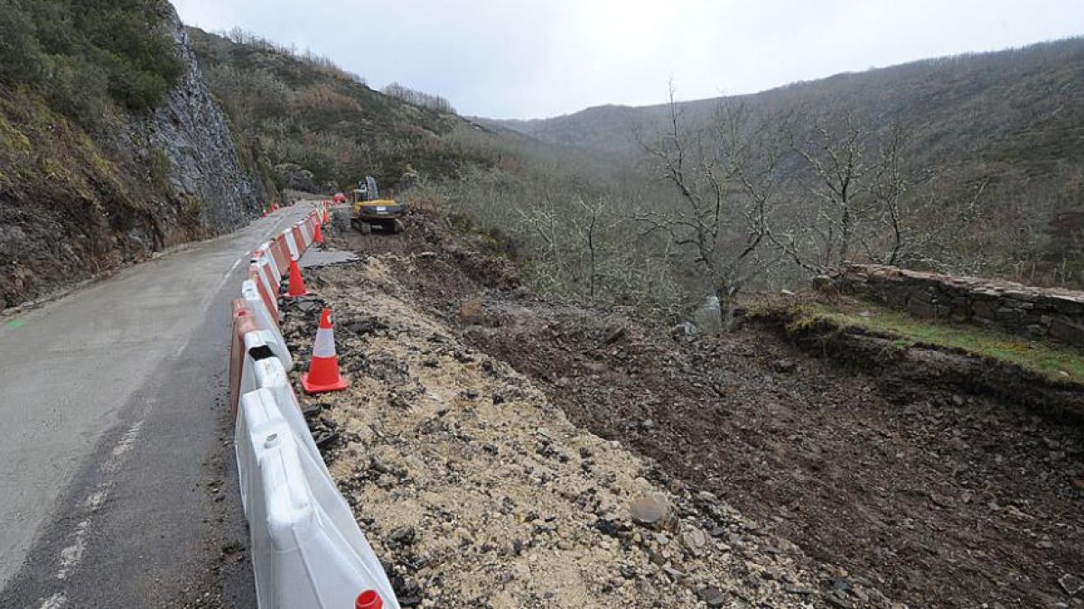 El derrumbe se produjo en el trazado de la carretera que transcurre entre ambos embalses.-I. L.M.