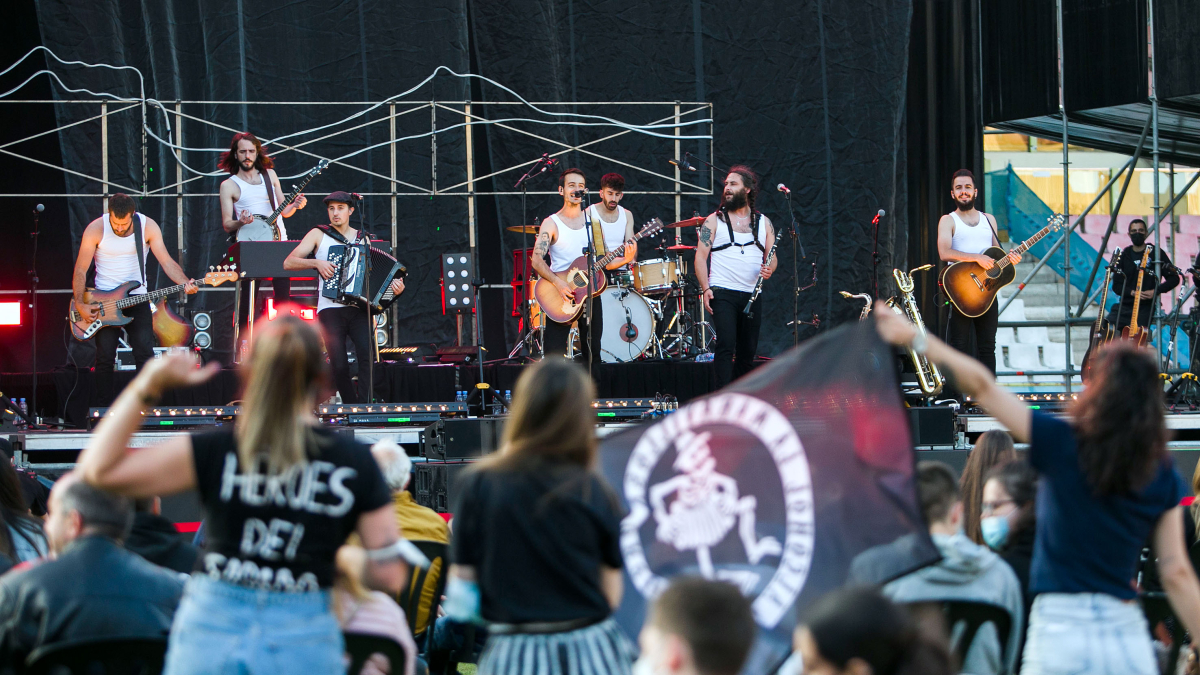 Nacho Mur (derecha), junto a sus compañeros de La M.O.D.A  durante el concierto del pasado año en El Plantío. TOMÁS ALONSO