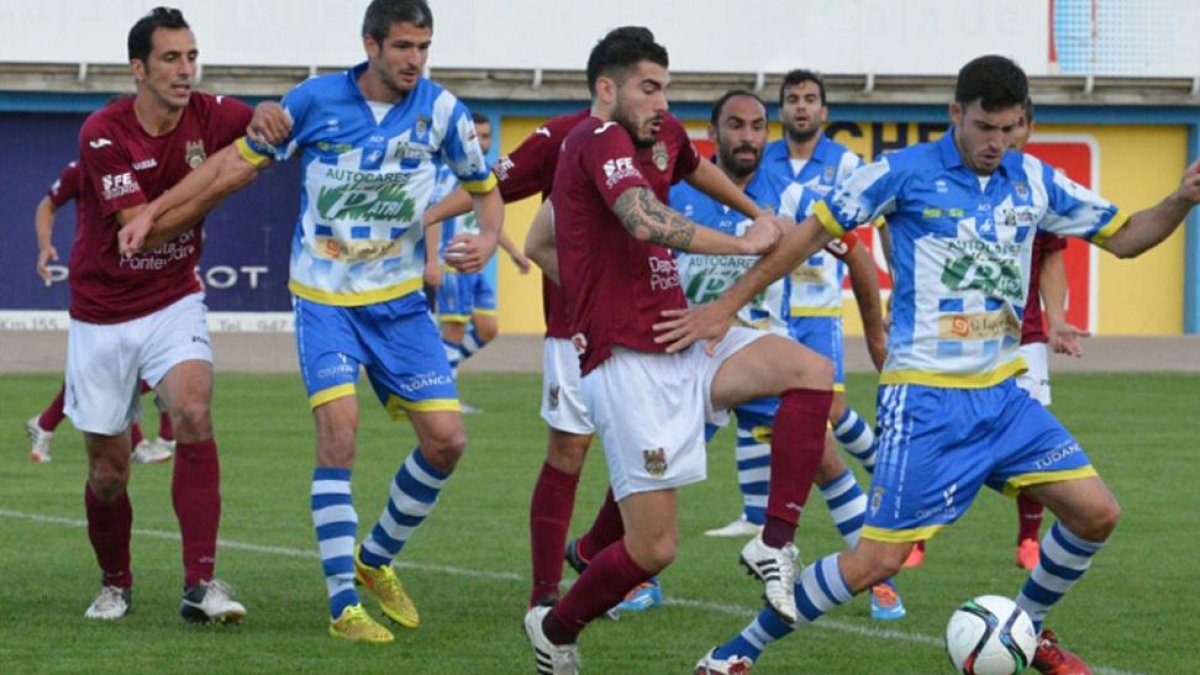 Imagen del partido que jugó la pasada semana la Arandina ante el Pontevedra.-ALBERTO CALVO
