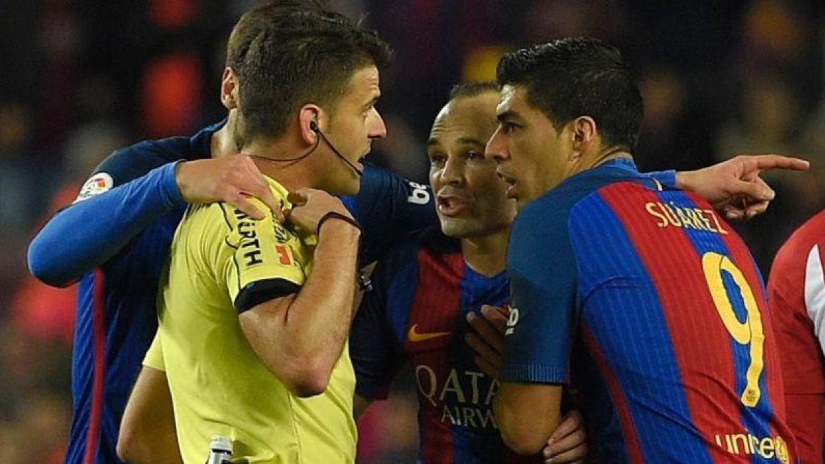 Luis Suárez discute con el árbitro en el Barça-Atlético de Copa.-AFP / LLUÍS GENÉ