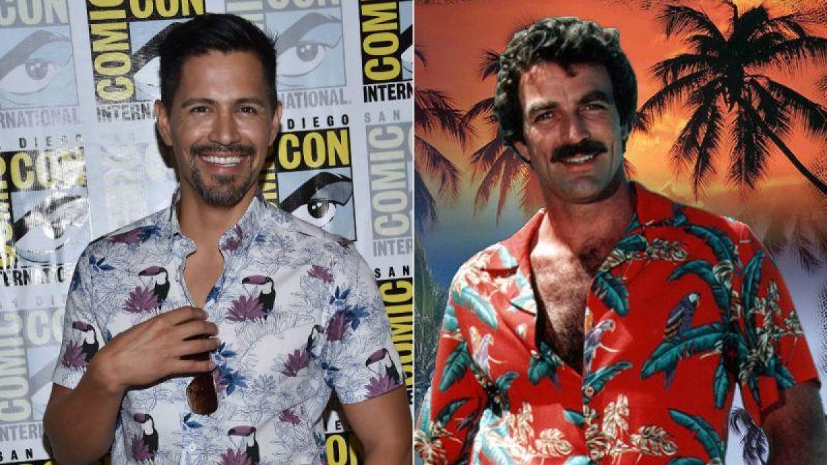 Los actores Jay Hernández, que protagoniza la nueva serie Magnum PI, y Tom Selleck, que encarnó al popular detective en los años 80.-EL PERIÓDICO