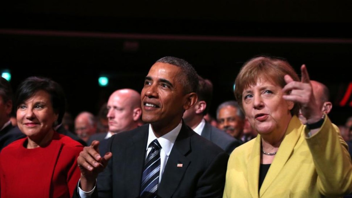 Obama y Merkel en la feria industrial de Hanover (Alemania).-AFP / RONNY HARTMANN