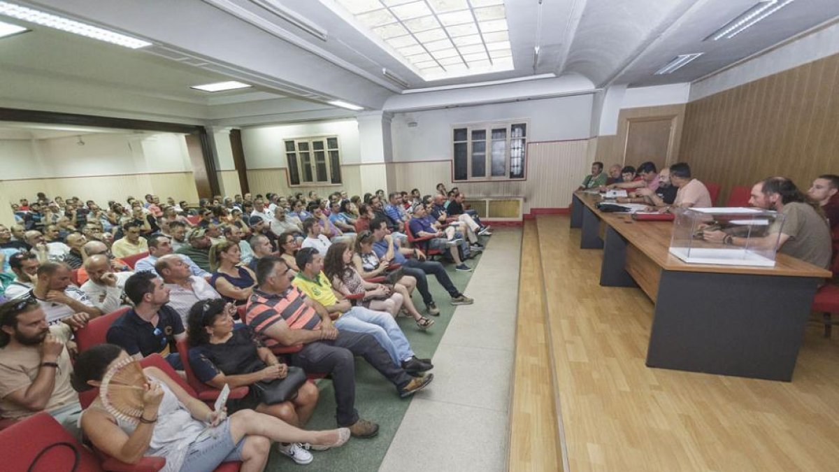 Una amplia mayoría de los trabajadores acudió a la asamblea para votar sobre las últimas condiciones.-SANTI OTERO