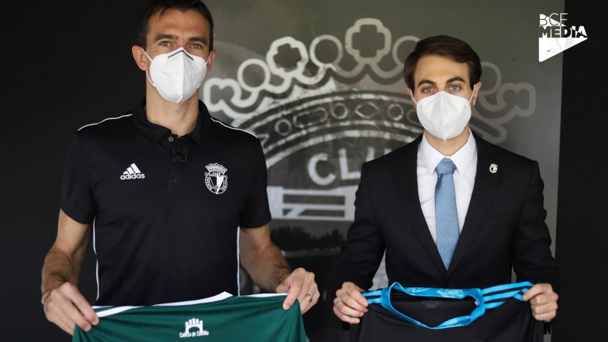 Barovero posa con la camiseta del Burgos junto al presidente del club, Franco Caselli. BURGOS CF