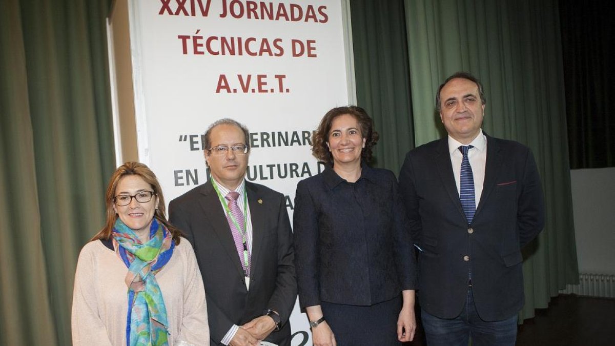 La presidenta de la diputación, Mayte Martín Pozo; el presidente del colegio de veterinarios de Zamora, Victrorio Lobo Carnero; la consejera de Cultura y Turismo, María Josefa García Cirac; y el presidente de la AVET, Luis Alberto Calvo; inauguran las XXI-ICAL