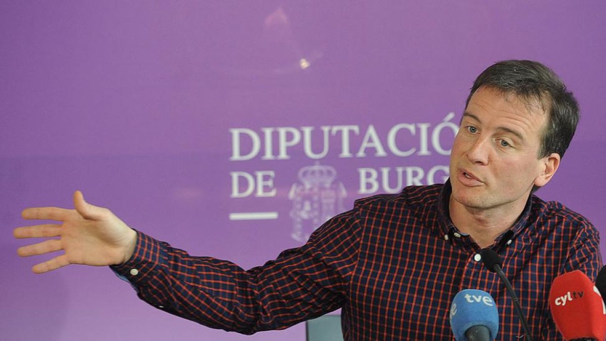 Borja Suárez durante su comparecencia de ayer sobre el acuerdo alcanzado con Álava.-ISRAEL L. MURILLO