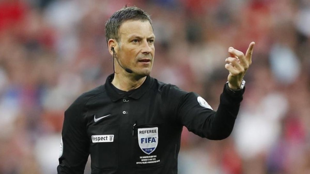 Mark Clattenburg, en un partido de la Premier.-JOHN SIBLEY