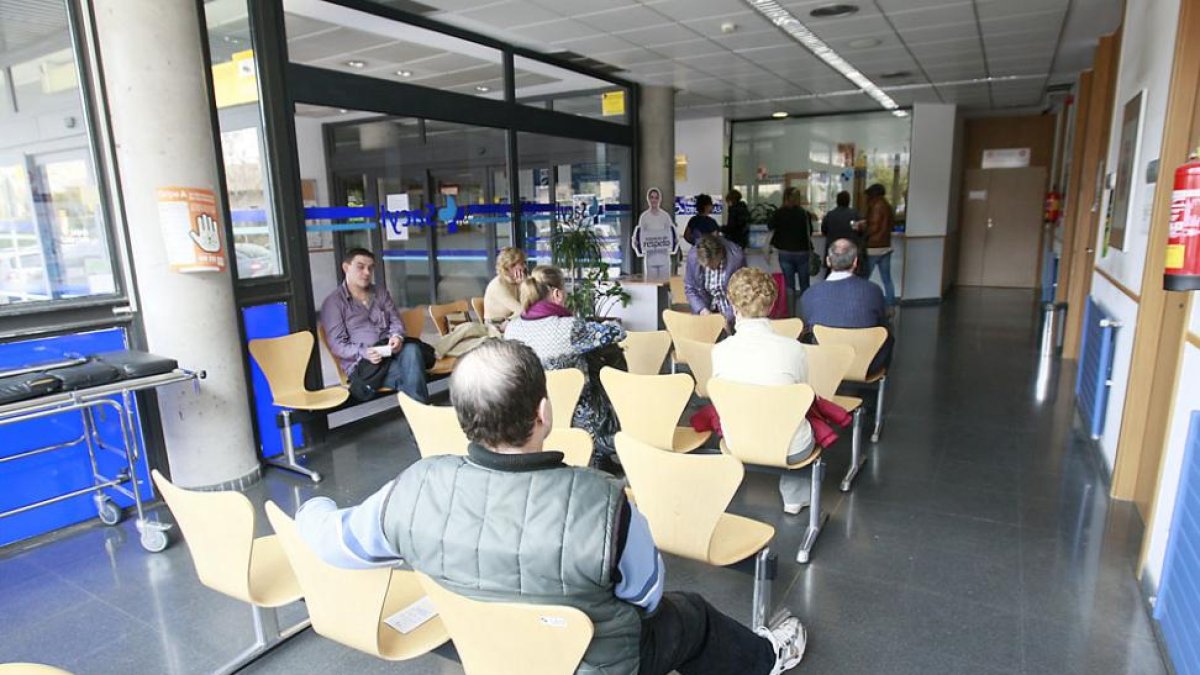 Varias personas permanecen en la sala de espera de un centro de saluda de la capital burgalesa a la espera de ser atendidos.-RAÚL G. OCHOA