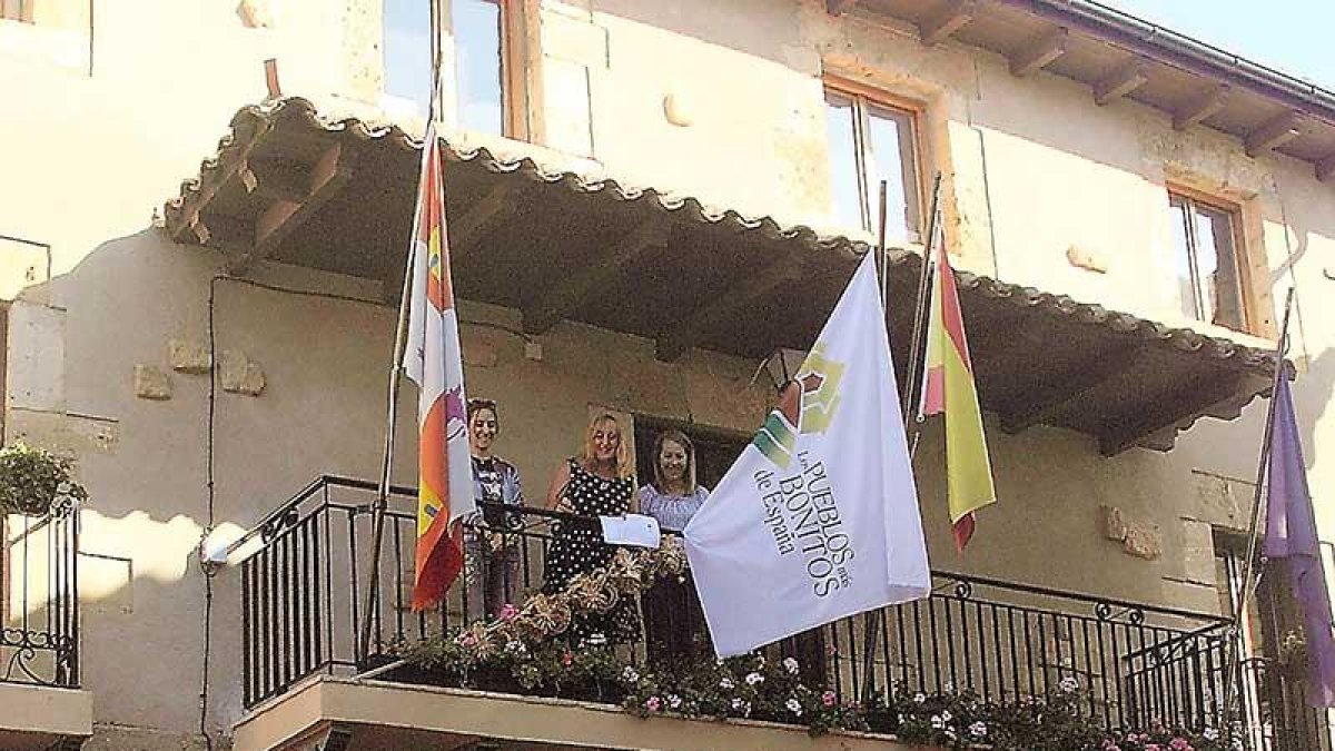Numerosas personas se dieron cita durante el izado de la bandera de los 79 pueblos más bonitos de España.-G. G.