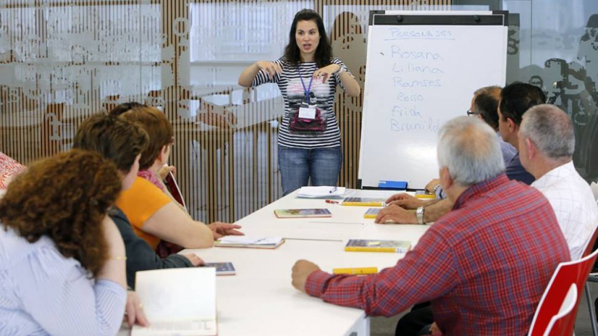 El club de lectura para sordos es pionero en toda España y continúa celebrándose este año.-Raúl Ochoa