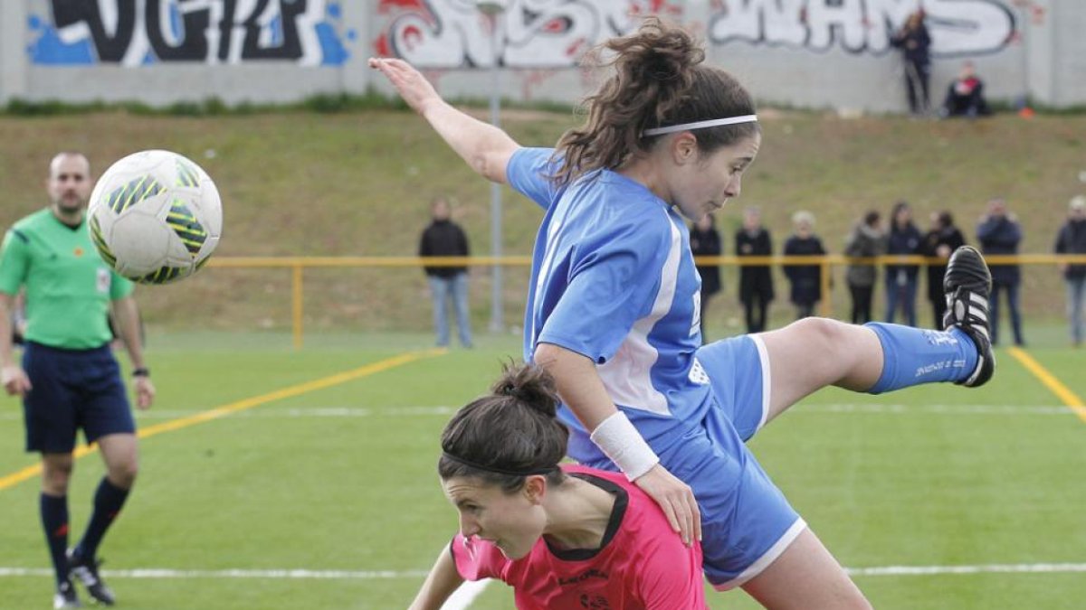Paola disputa un balón aéreo con una defensora del Gazteizko Neskak-Santi Otero