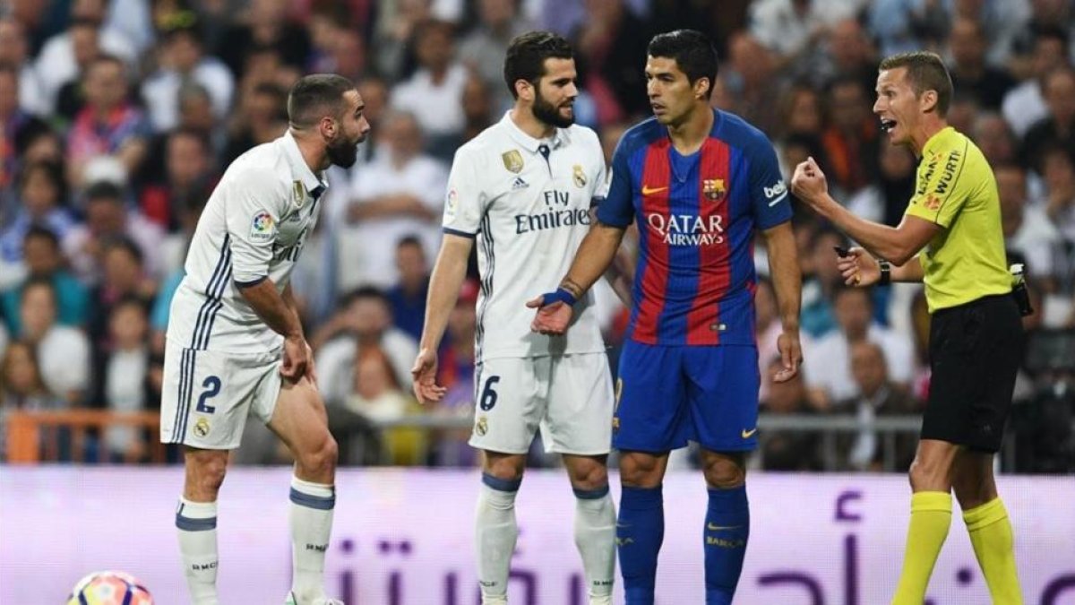 Dani Carvajal se queja de una patada de Luis Suárez.-GETTY / DAVID RAMOS