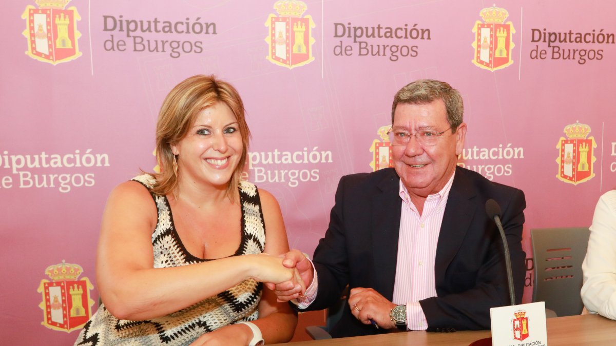 Marta González y César Rico sellan el acuerdo. TOMÁS ALONSO