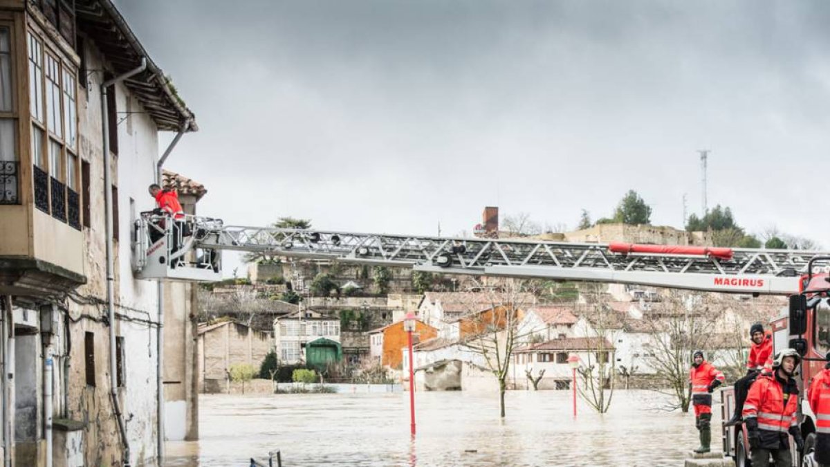 Los Bomberos de Miranda proceden a una evacuación debido al desbordamiento del Ebro.-MARCO REMÓN
