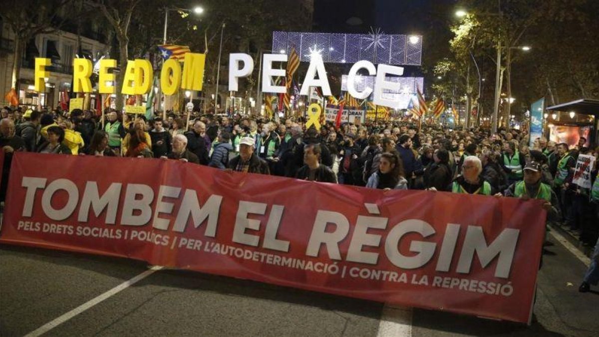 Cabecera de la manifestación de ANC contra el Consejo de Ministros de hoy 21 en Barcelona.-ÁLVARO MONGE