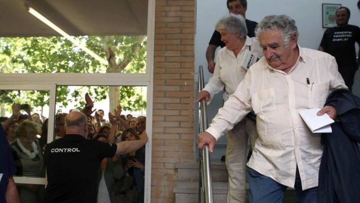 El expresidente uruguayo, José Mujica, durante su visita al Casinet d'Hostafrancs durante este domingo.-Foto: EFE / TONI ALBIR