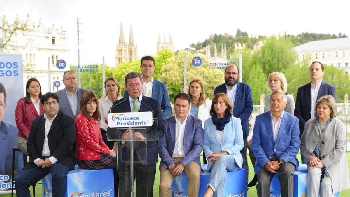 César Rico, en el centro, acompañado de los integrantes de la candidatura del PP de Burgos a las Cortes.-ISRAEL L. MURILLO