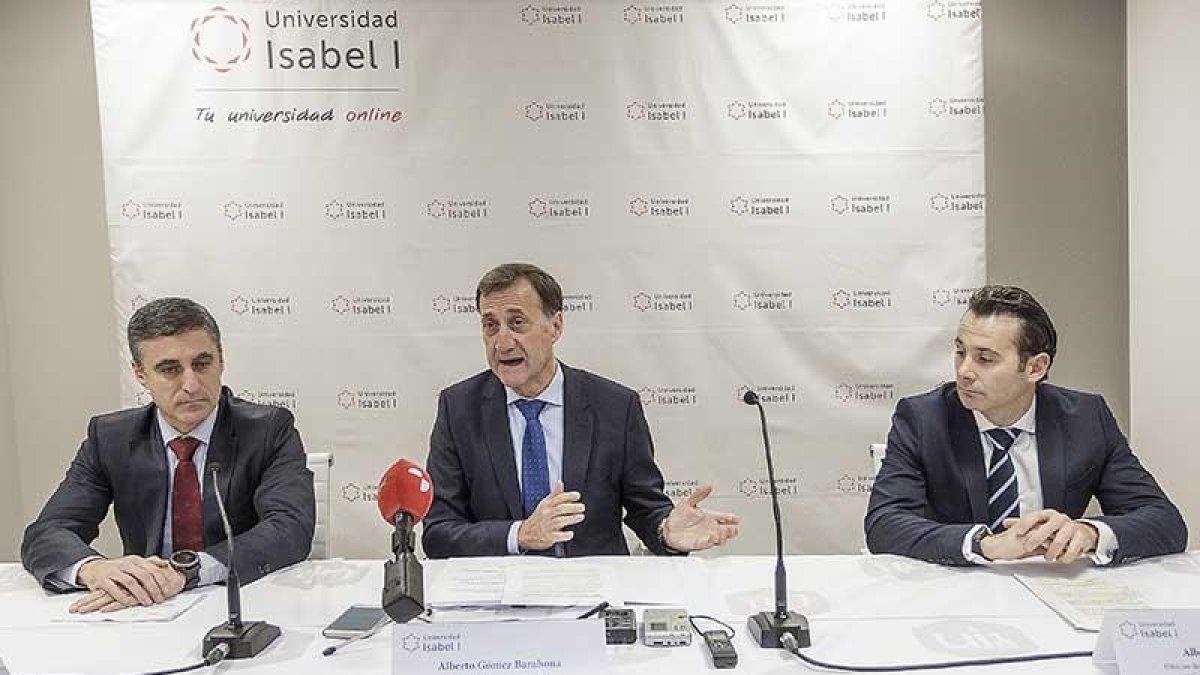 El rector de la Isabel I, Alberto Gómez Barahona, presentó ayer el convenio con Fundación Caja de Burgos y Caixa.-S. OTERO