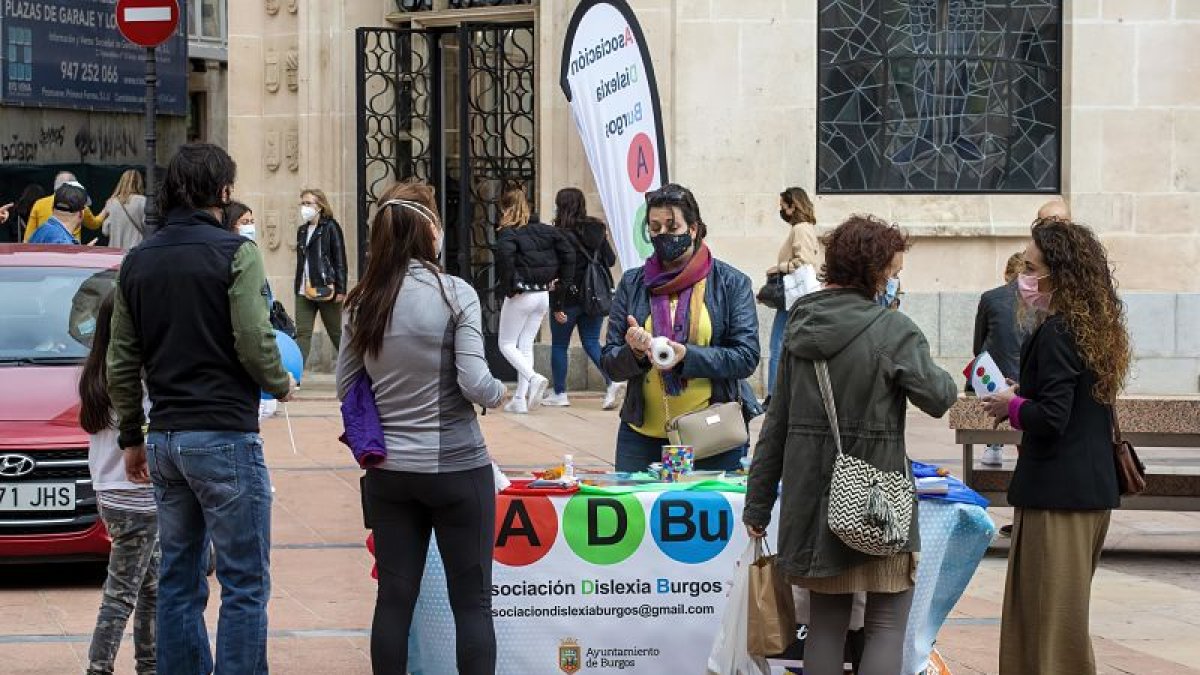La Asociación Dislexia Burgos (Adbu) ha instalado hou una mesa informativa en la Plaza Santo Domingo. SANTI OTERO