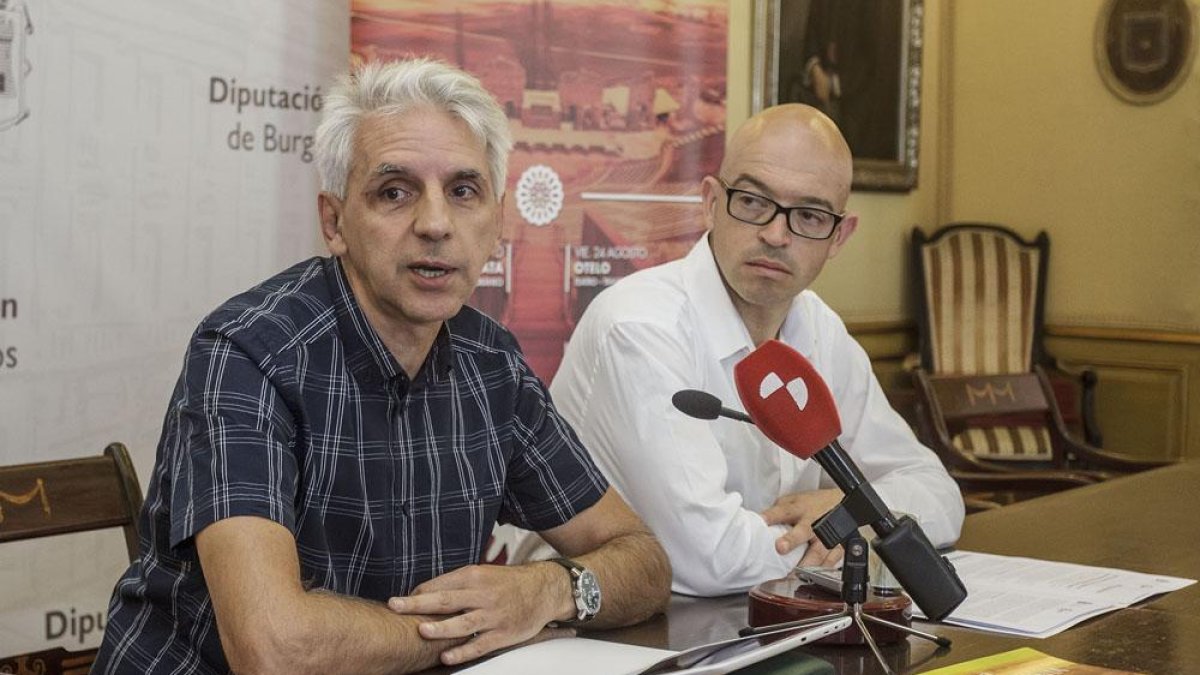 El técnico Miguel Ángel Vieira (I) y el diputado provincial de Cultura, Luis Jorge del Barco (d) durante la presentación.-S.O.