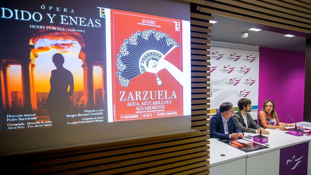 Óscar Martínez (Fundación Caja de Burgos), Pedro Bartolomé (director) y Rosario Pérez Pardo (IMC) presentan la primera temporada lirica de Burgos. TOMÁS ALONSO
