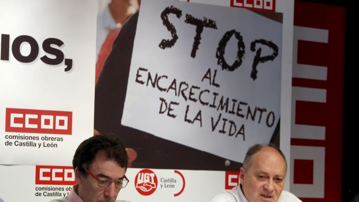 Los secretarios generales de CCOO y UGT en Castilla y León, Ángel Hernández y Faustino Temprano (D), respectivamente, presentan el calendario de movilizaciones por un empleo y salario dignos y contra la carestía de la vida-ICAL