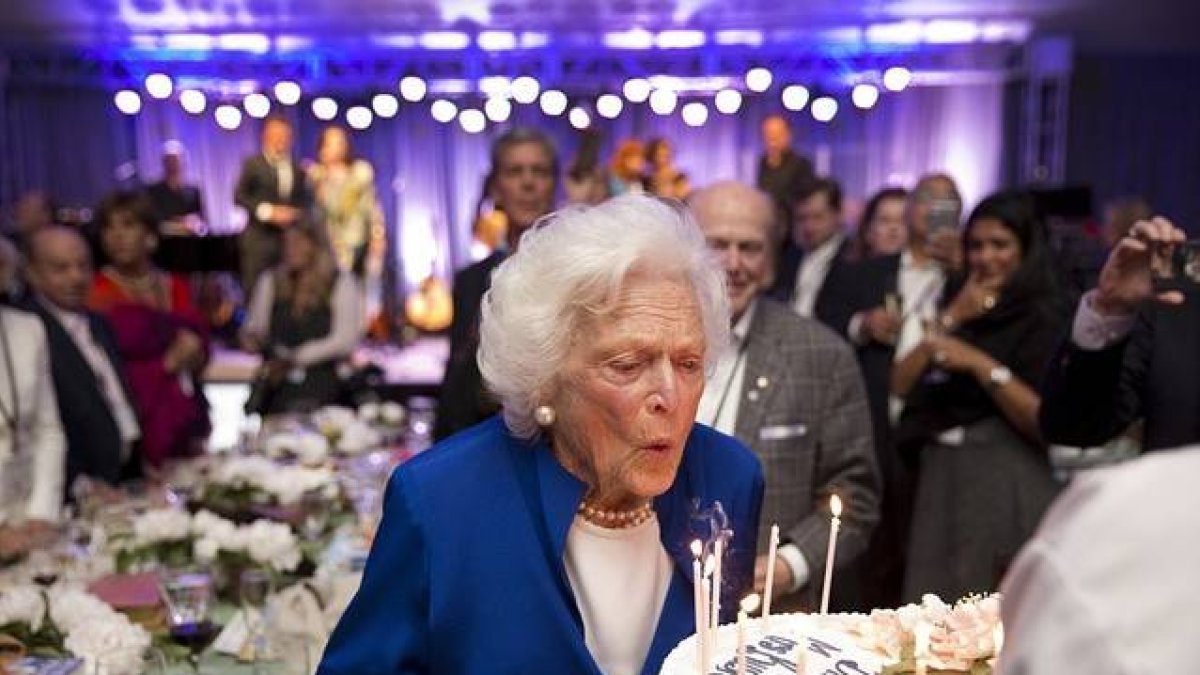 Barbara Bush sopla las velas de su 90 aniversario.-Foto:   Eric Draper / Barbara Bush Foundation