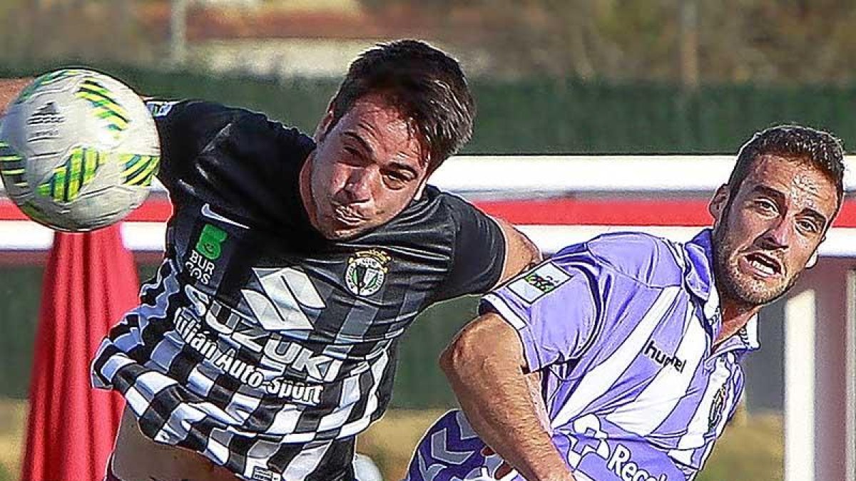 Ramiro despeja un balón, ayer.-EL MUNDO / EL DIARIO DE VALLADOLID