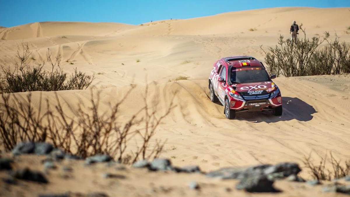 Cristina Gutiérrez supera una duna durante la primera etapa del Rally Dakar, ayer.-PARK36