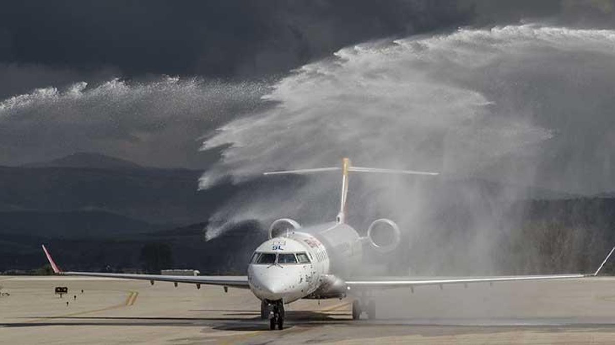 Después de tres años sin que un avión de línea aterrizase en Villafría, ayer se cumplimentó con honores al vuelo procedente de Barcelona con el tradicional arco de las dotaciones de bomberos.-S. OTERO